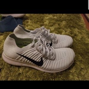 Nike flyknit white black never worn!!!